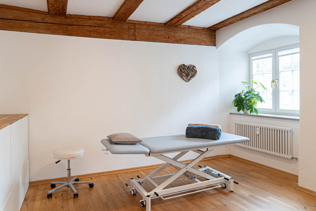 Bild des Behandlungsraums mit Behandlungstisch in der Praxis für Osteopathie Katrin Thümmler Untere Hofmühle in Kempten im Allgäu